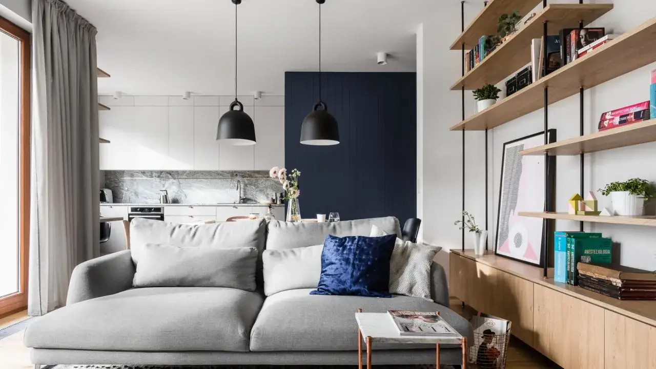 Tył kanapy na środku salonu: Problem? Zmień go w atut!