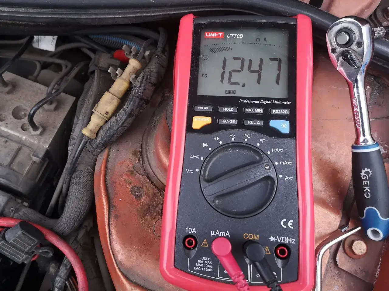 Ile prądu pobiera prostownik do akumulatora? Zaskakujące fakty o zużyciu energii