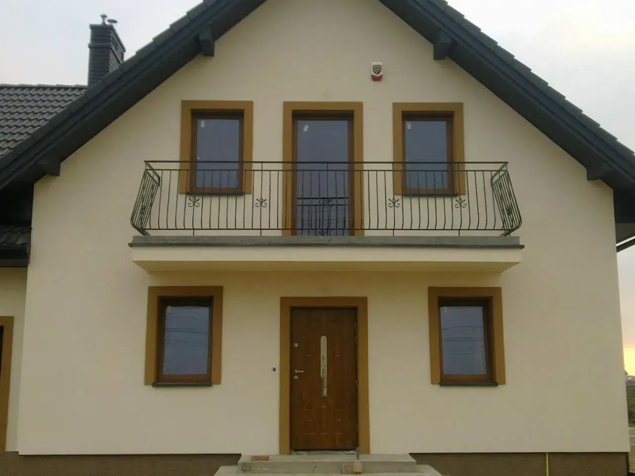 Twój dom: Grafitowy dach, brązowe okna? Wybierz idealną elewację