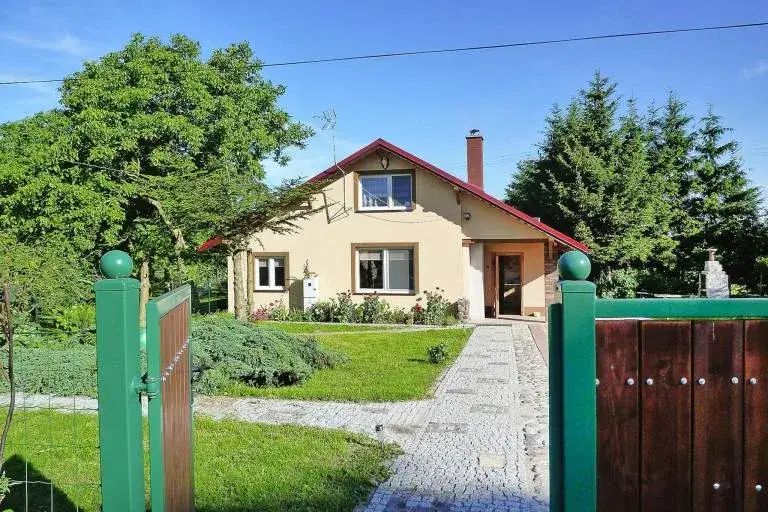 Tanie wakacje nad morzem z dziećmi? Odkryj budżetowe perełki Bałtyku!