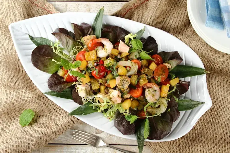 Jak zrobić sałatkę z ananasem - proste przepisy, które zaskoczą smakami