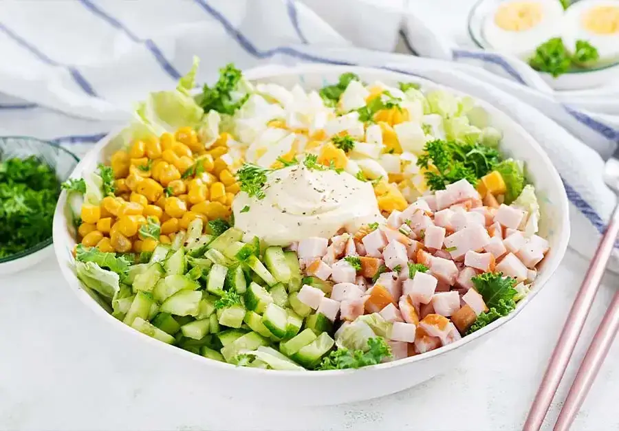 Jaka szynka do sałatki? Odkryj sekrety perfekcyjnego smaku