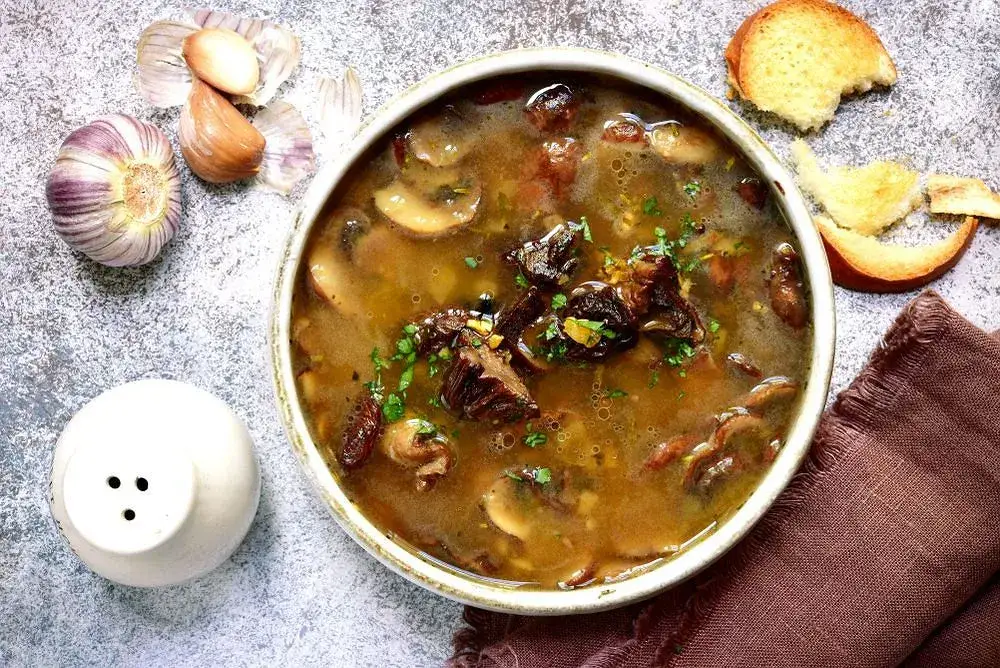 Idealny przepis na zupę grzybową ze świeżych grzybów, który zachwyci każdego