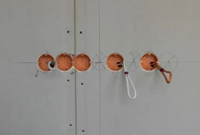 Jaki gips do osadzania puszek - wybierz najlepszy materiał na rynku