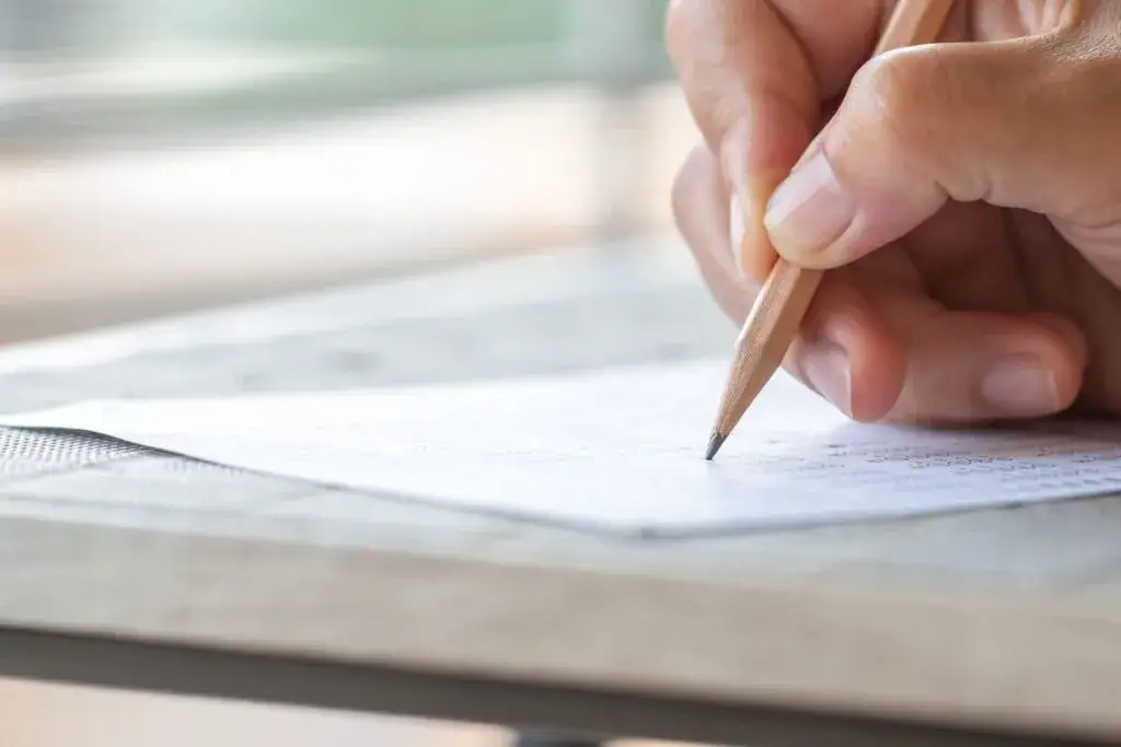 Jak zostać dekarzem? Zarobki, kursy, własna firma poradnik 2024