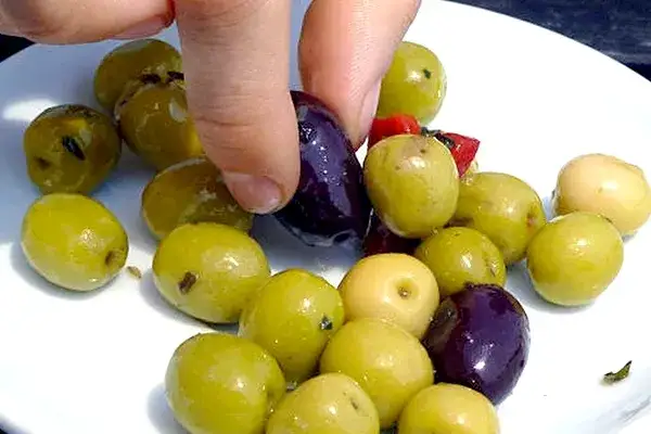 Czy oliwki ze słoika są zdrowe? Odkryj ich zalety i wady zdrowotne