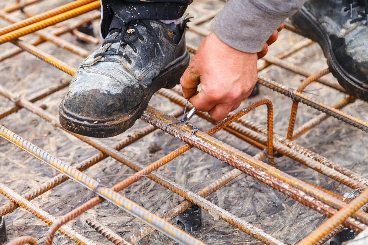 Jak wiązać zbrojenie? Poradnik krok po kroku i błędy