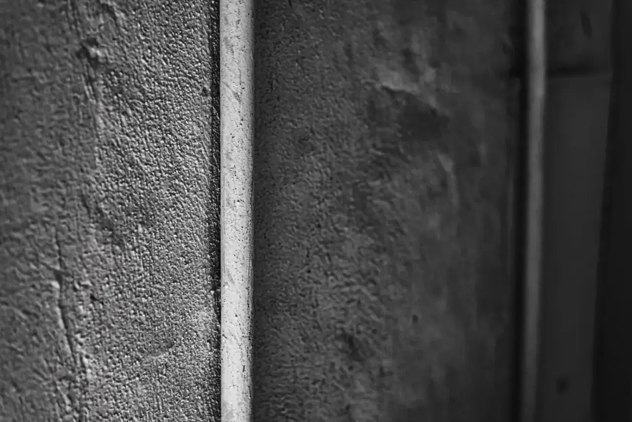 Pęknięta rura w ścianie? Sprawdź, kto płaci za naprawę i szkody!