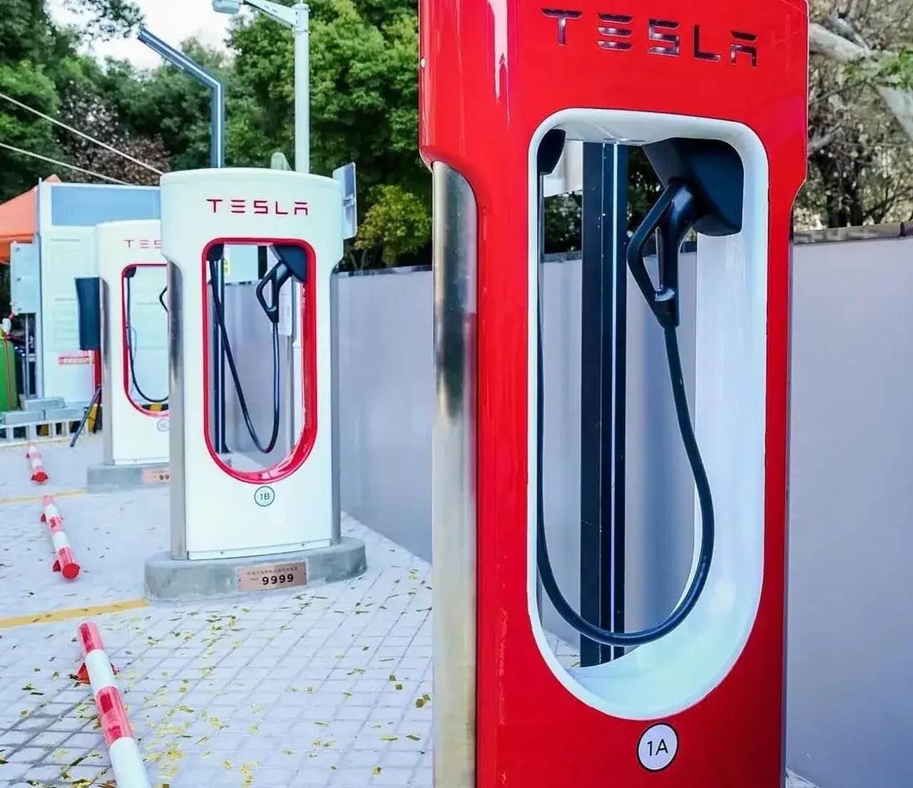 Czy Tesla potrzebuje benzyny? Odkryj prawdę o samochodach elektrycznych