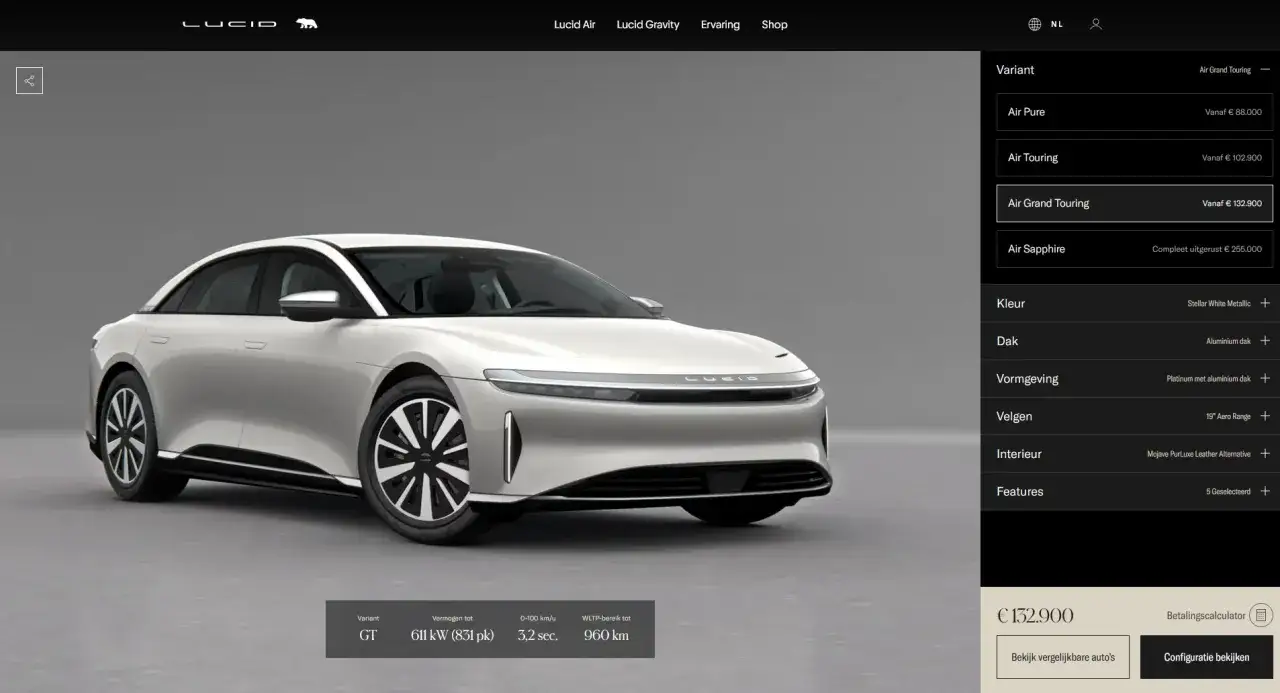 Srebrny samochód elektryczny Lucid Air Grand Touring, samochód elektryczny o największym zasięgu 960 km.