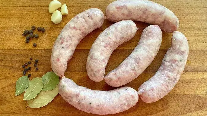 Jak sparzyć białą kiełbasę idealnie, unikając pęknięć i błędów
