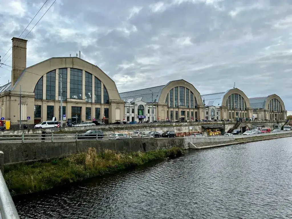 Gdzie zjeść w Rydze? Odkryj najlepsze lokale z lokalną kuchnią