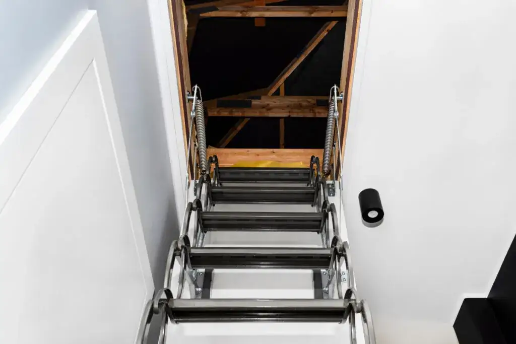 Jak zamaskować wejście na strych - sprawdzone metody i pomysły