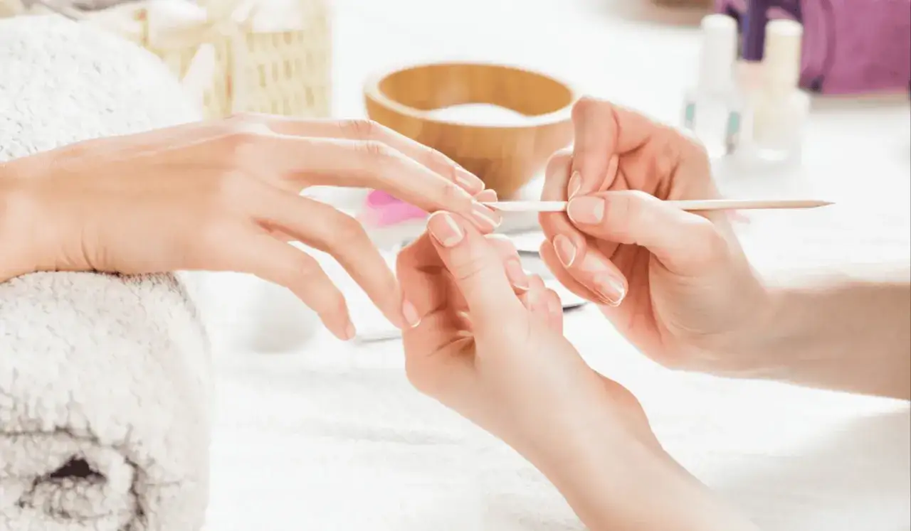 Delikatne dłonie podczas manicure tytanowego. Uważaj na uczulenie, wybieraj sprawdzone salony.