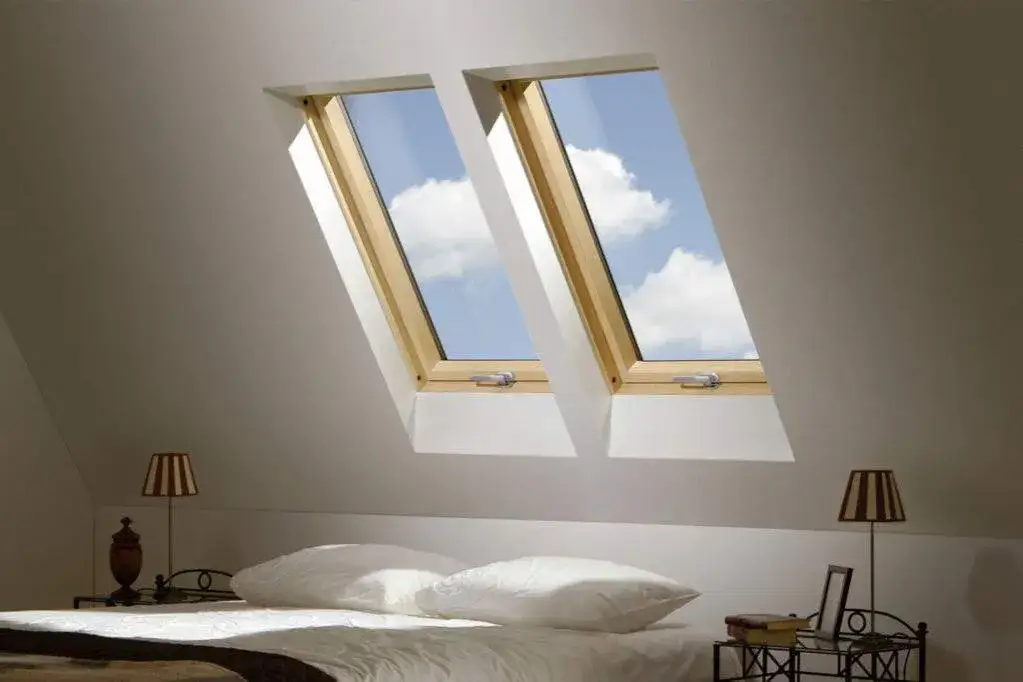 Jakie okna dachowe drewniane czy PVC: wady, zalety i najlepszy wybór