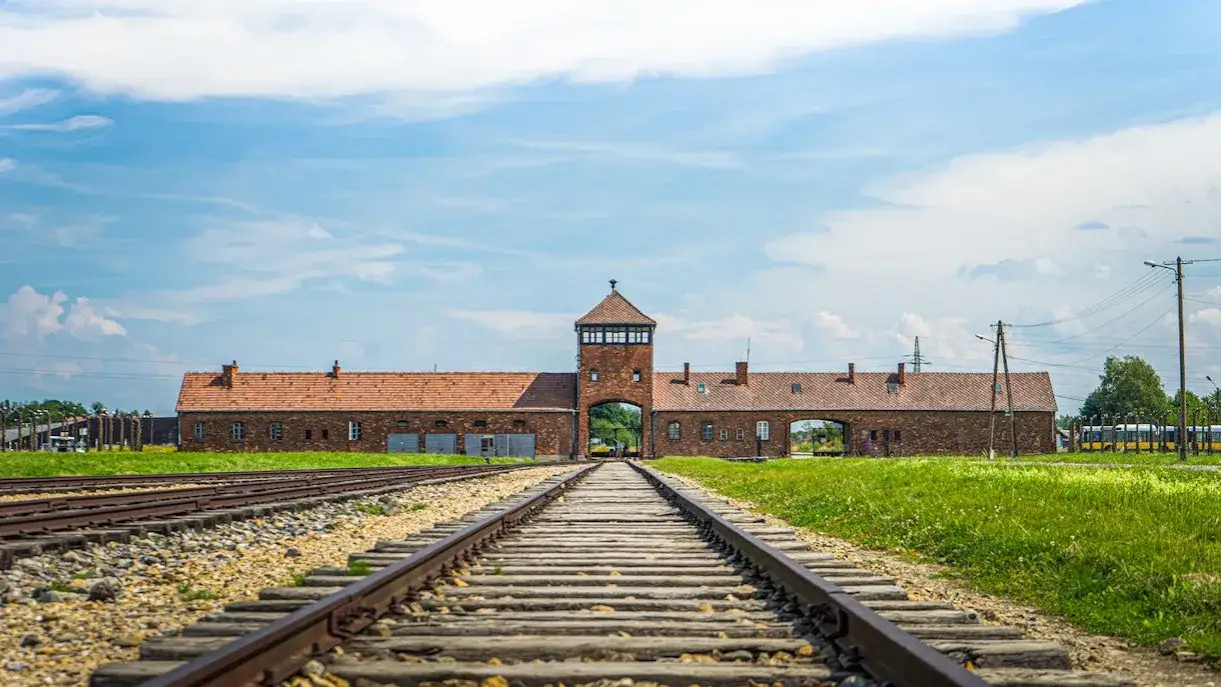 Auschwitz-Birkenau w jakim kraju? Odkryj jego mroczną historię w Polsce