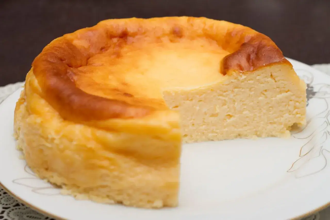 Złocisty sernik z lekko przypieczoną skórką, być może to najstarszy przepis na sernik.