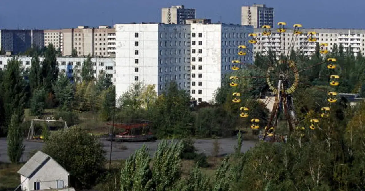 Opuszczony park rozrywki i bloki mieszkalne w strefie wykluczenia wokół czarnobylskiej elektrowni jądrowej.
