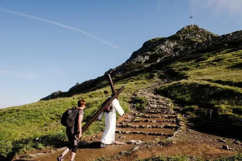 Krzyż na Giewoncie – Jego Historia i Znaczenie dla Tatr i Pielgrzymów