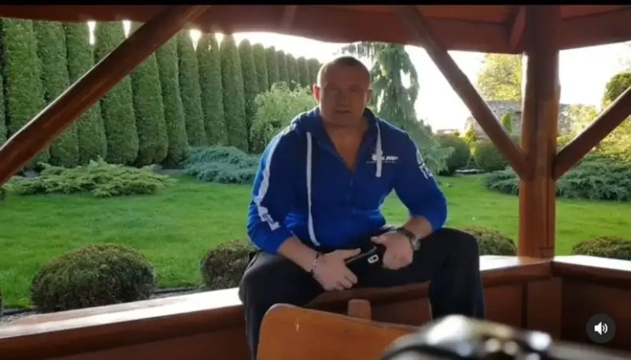 Mariusz Pudzianowski w swojej posiadłości, gdzie mieszka. W tle zadbany ogród z żywopłotem.