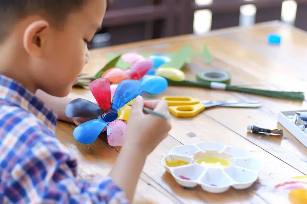 Jak malować plastik? Wybierz farbę i odnów przedmioty krok po kroku