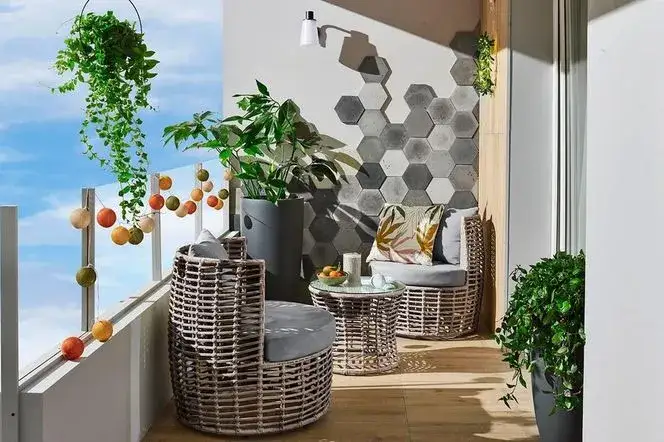 Alternatywne materiały i pomysły na aranżację płytek na balkon