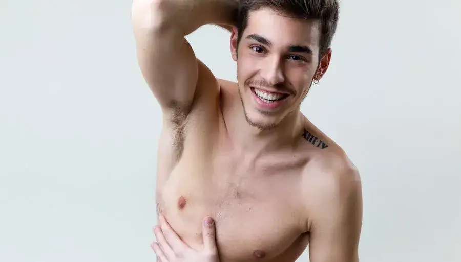 Czy mężczyzna powinien golić pachy? Oto zalety i wady tej decyzji