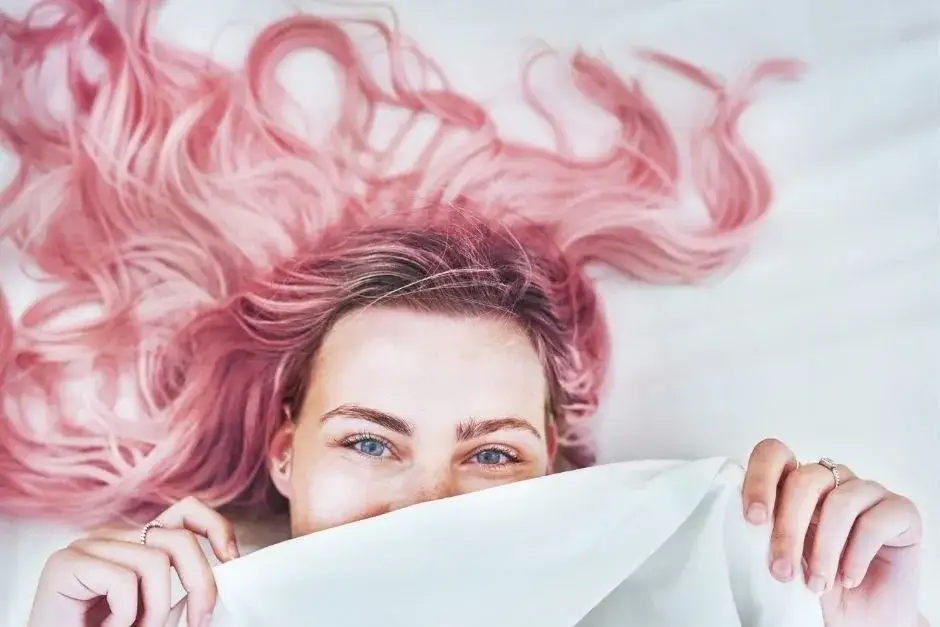 Najlepsze kolory włosów do różowej cery - jak dobrać i pielęgnować