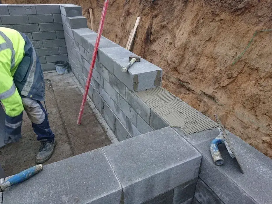 Jakie bloczki na fundament B15 czy B20 – wybierz mądrze i oszczędzaj