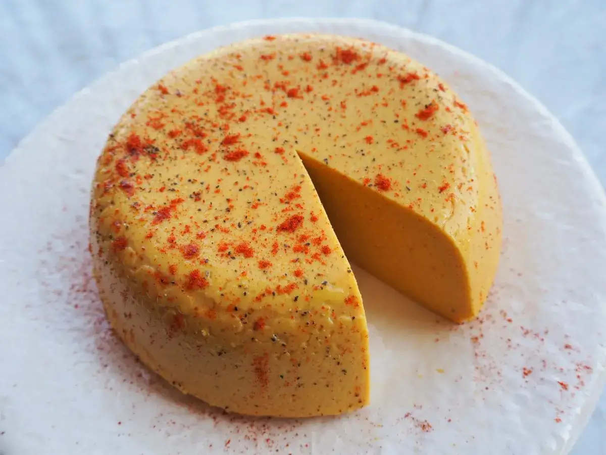 Wegański ser z papryką i pieprzem. Idealne rozwiązanie, czym zastąpić ser żółty w diecie wegańskiej, gdy szukasz smacznych alternatyw.