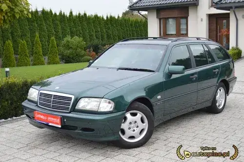 Mercedes W202: Kupić Klasę C? Sprawdź, jak znaleźć perełkę bez rdzy!