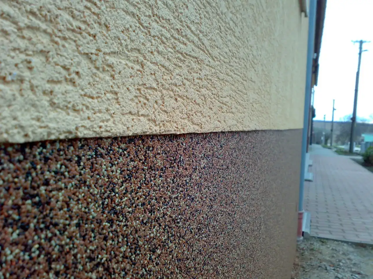 Tynk mozaikowy: usunąć czy zakryć? Poradnik eksperta