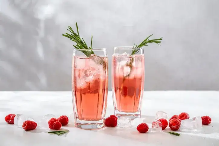 Jak pić ocet malinowy, by cieszyć się zdrowiem i smakiem? Proste porady i korzyści