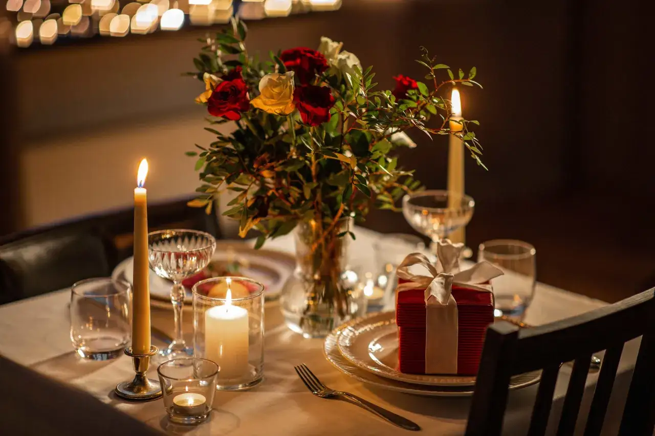 Jak udekorować stół na rocznicę ślubu? Pomysły i inspiracje!