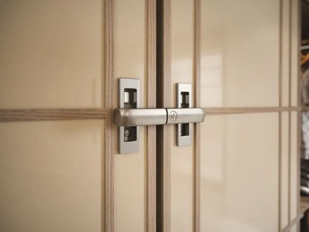 Jak zablokować drzwi przesuwne: skuteczne metody na bezpieczeństwo