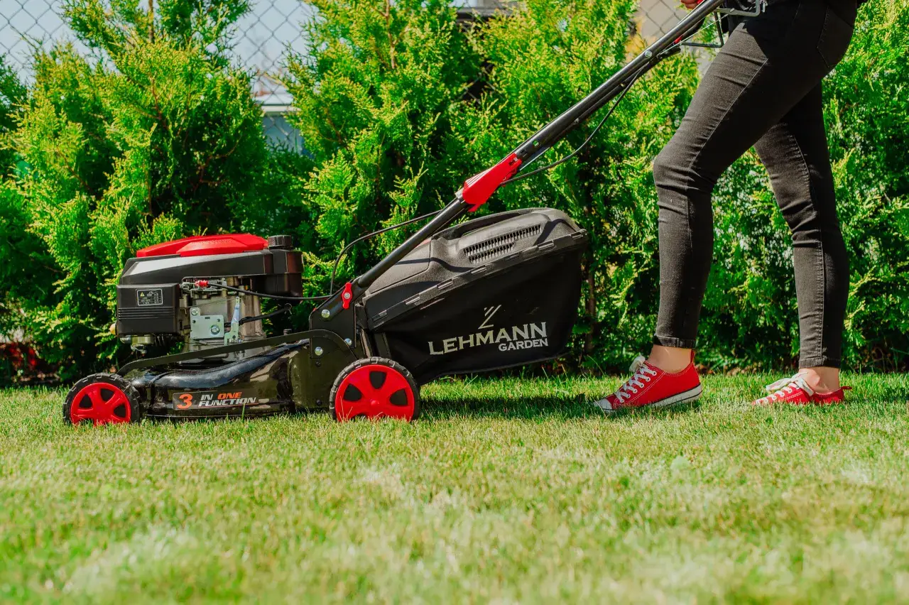Przerób kosiarkę na mulczującą: Łatwy poradnik i idealny trawnik