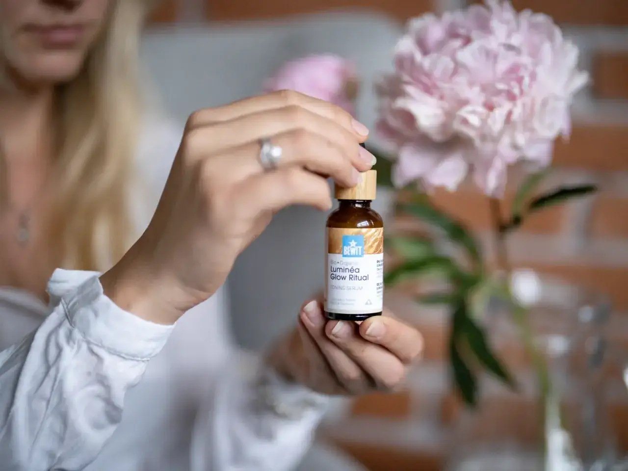 Olejek rozświetlający – odkryj sekrety blasku i nawilżenia skóry