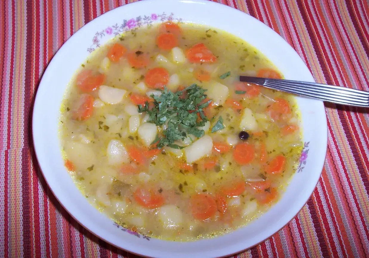 Jakie przyprawy do zupy ziemniaczanej, by uniknąć mdłego smaku?