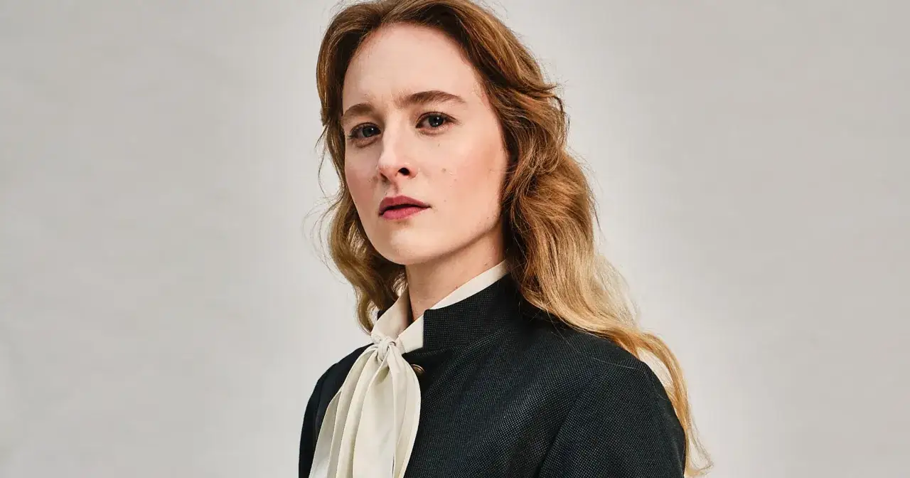 Portret Marii Kowalskiej, aktorki o rudych włosach, w eleganckim żakiecie i z kremową apaszką.