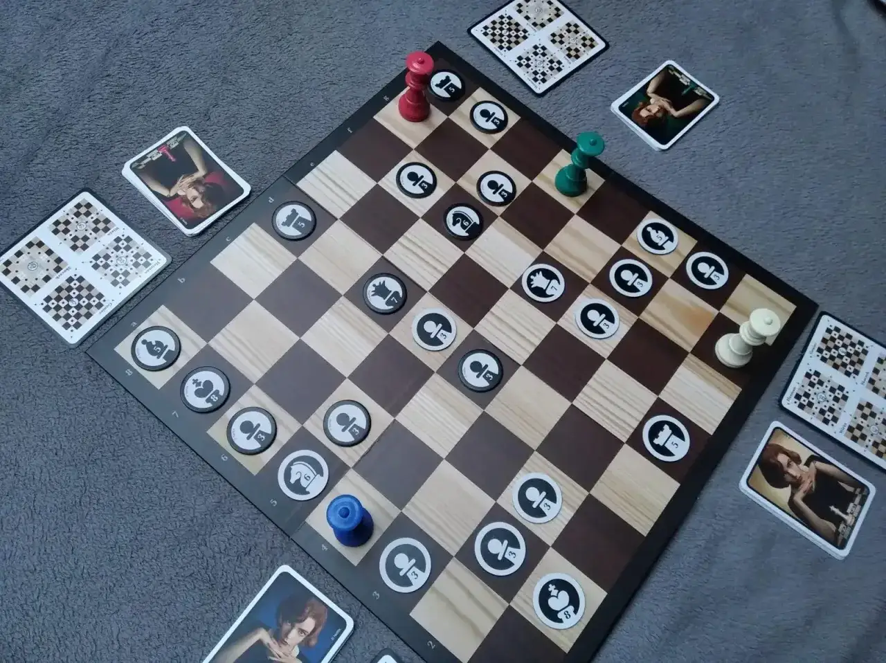 Gambit Królowej gra planszowa - zasady, strategie i gdzie kupić