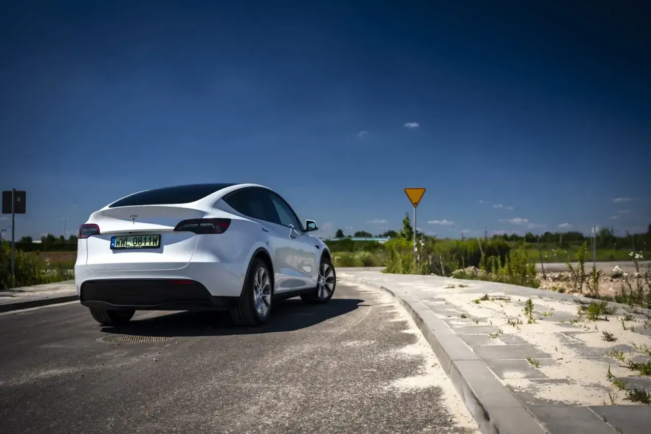 Tesla Y czy warto? Sprawdź, co musisz wiedzieć przed zakupem