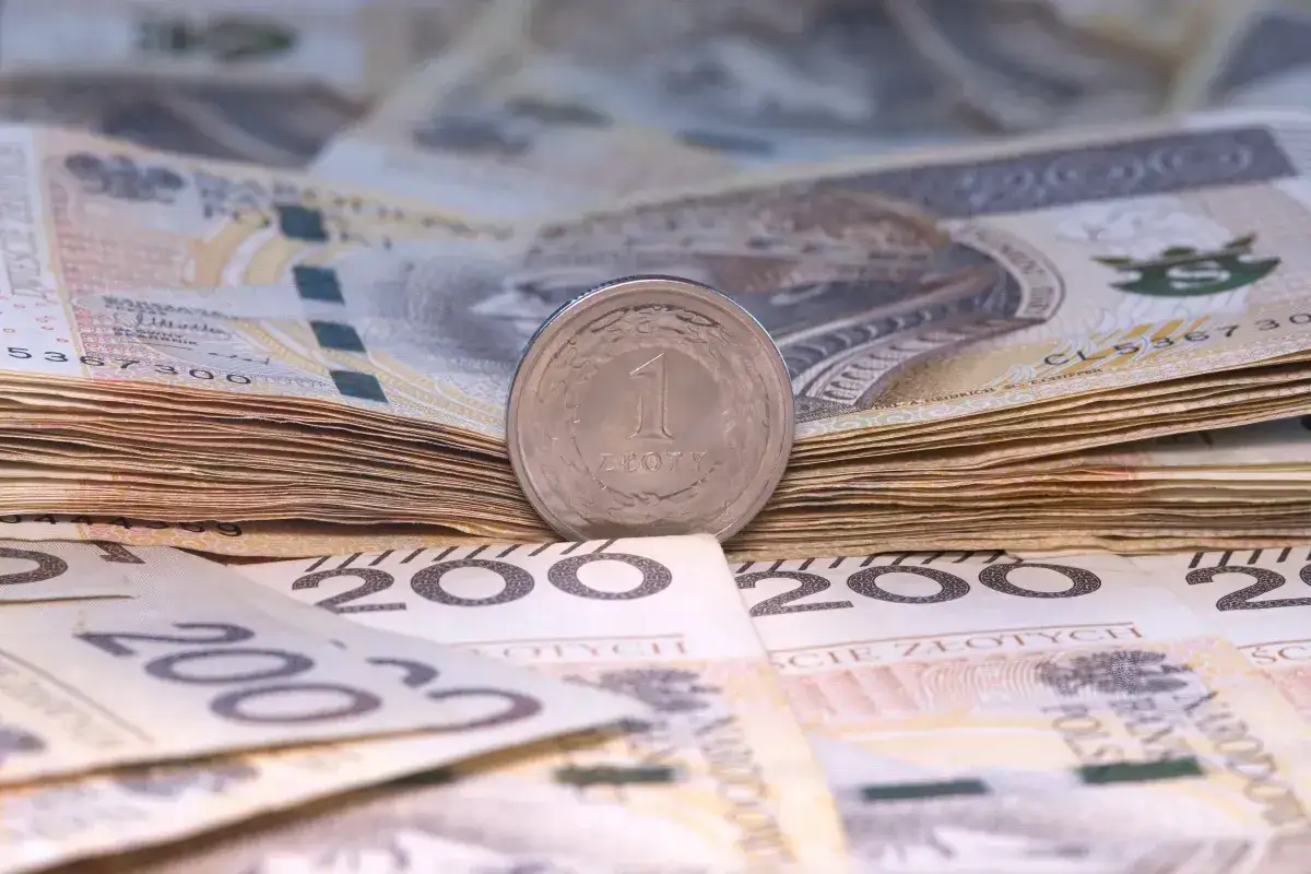 Stos banknotów 200 zł i 1 złoty. Zastanawiasz się, ile zarabia praktykant?