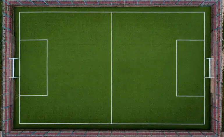Ile metrów ma boisko do piłki nożnej? Poznaj wymiary i standardy
