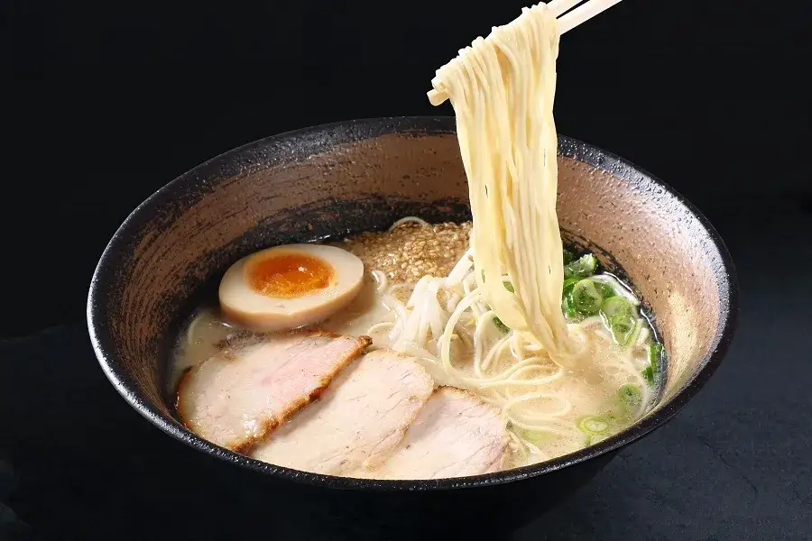 Ile kcal ma ramen? Poznaj kaloryczność różnych rodzajów tej japońskiej zupy