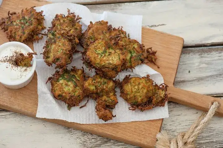 Najlepsze sosy do placków z cukinii, które zachwycą Twoje podniebienie