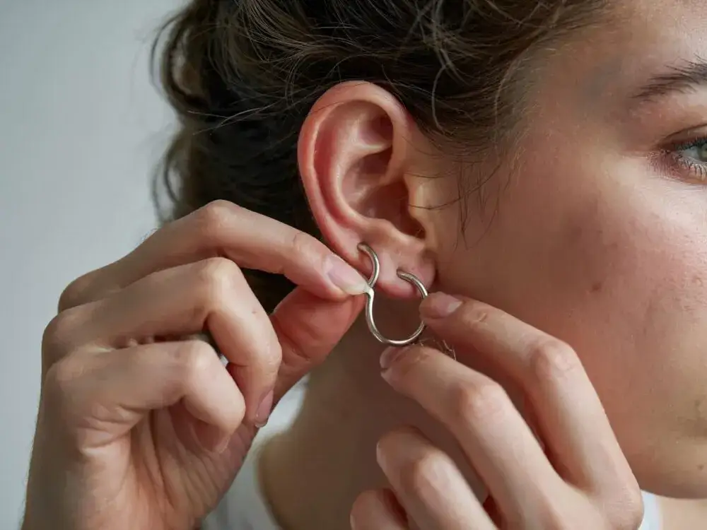 Jak założyć kolczyk do ucha? Prosty poradnik krok po kroku