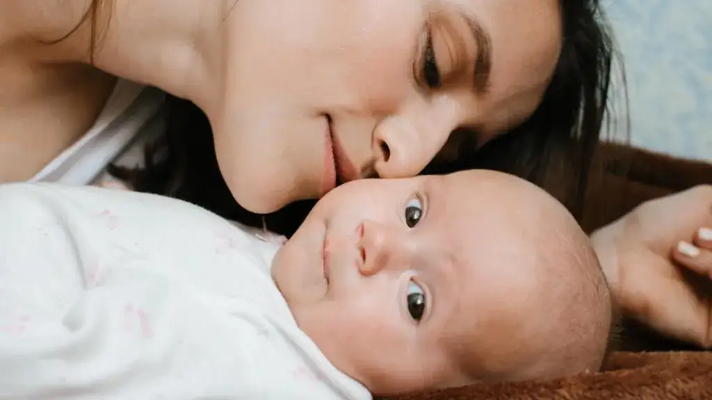 Ile trwa połóg po porodzie naturalnym? Sprawdź doświadczenia z forum!