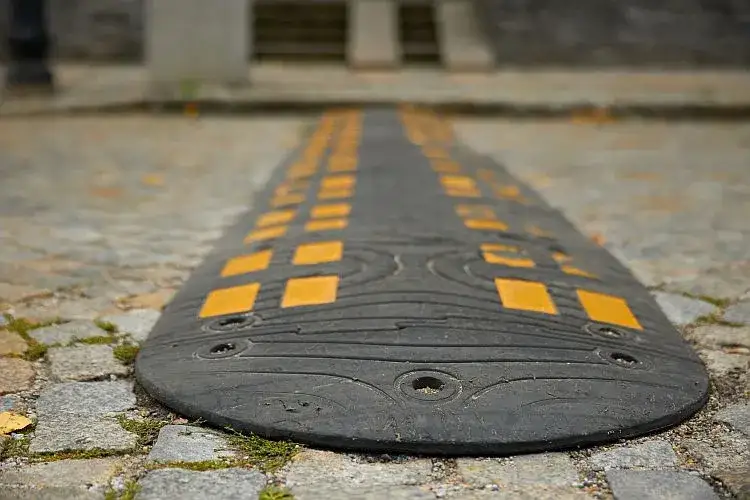 Progi zwalniające w jakiej odległości od budynku - uniknij problemów