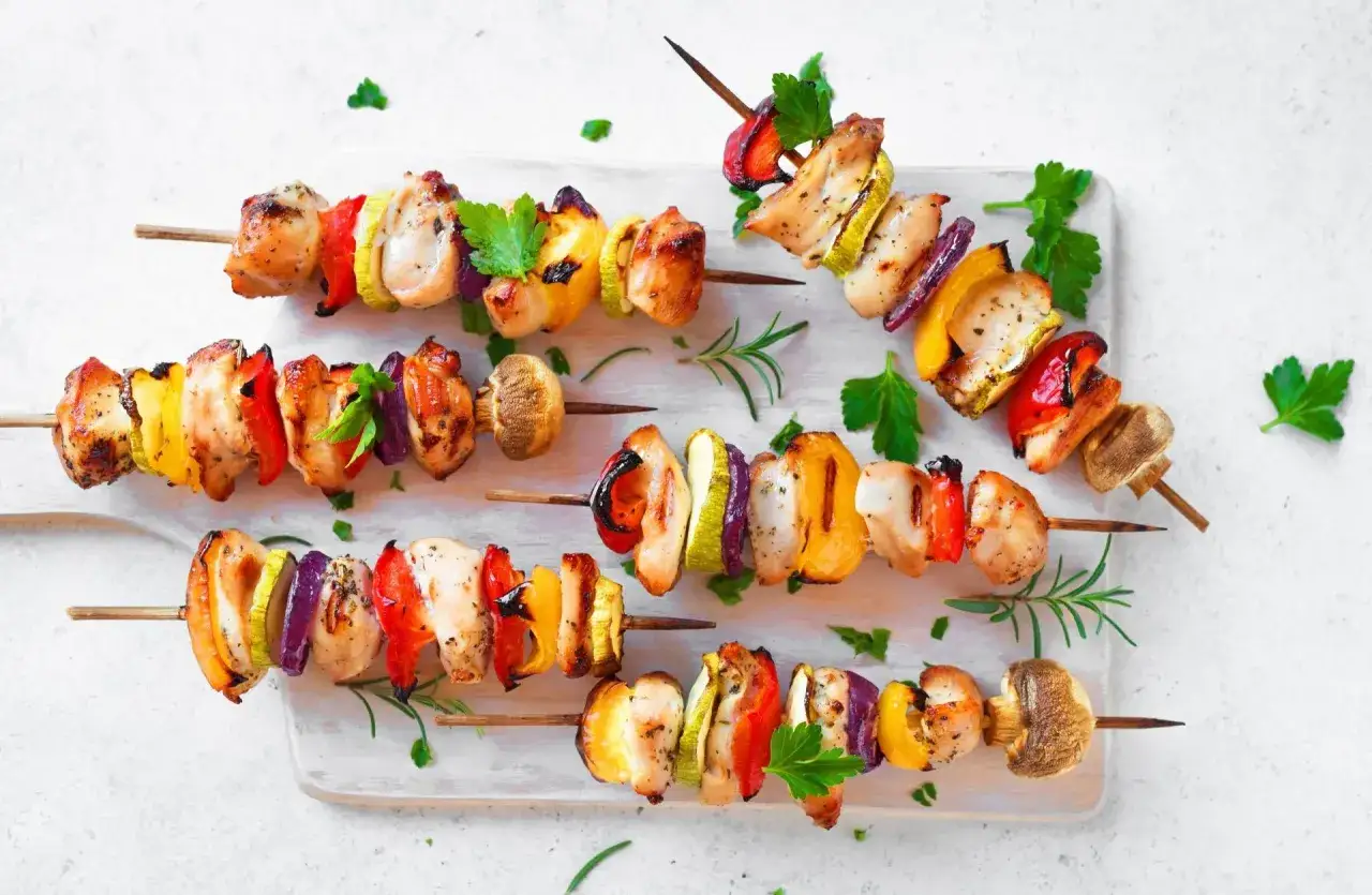 Szaszłyki drobiowe z grilla - proste przepisy na idealne danie