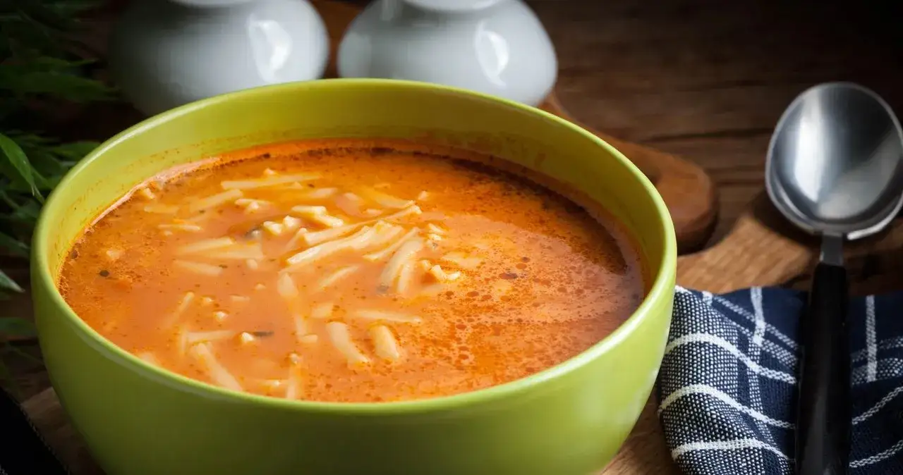 Czy gotować zupę po dodaniu śmietany? Uniknij rozwarstwienia i błędów